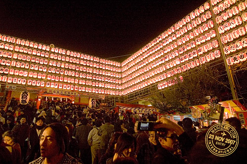 Hanazono Shrine, temple crowd