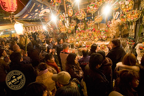 Worshippers at Hanazono Shrine 