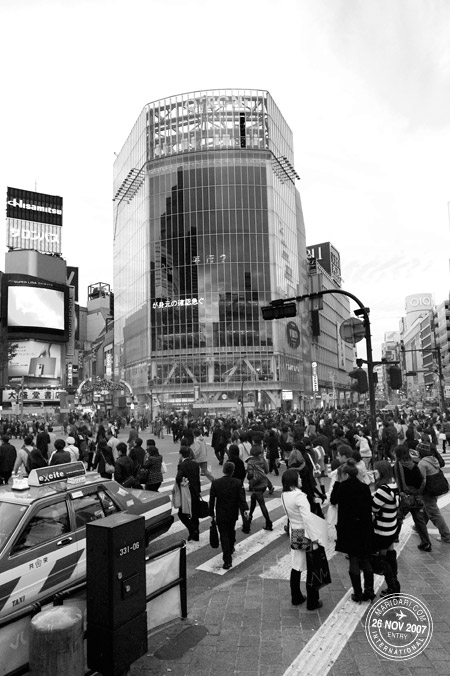 Busy Shibuya crossing 