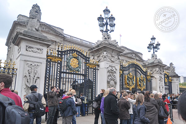 Buckingham Palace, official London Residence for the Queen, crowd gathering to see changing of guard