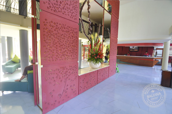 Indonesian hotels - All Seasons Legian Bali review - decor of hotel lobby