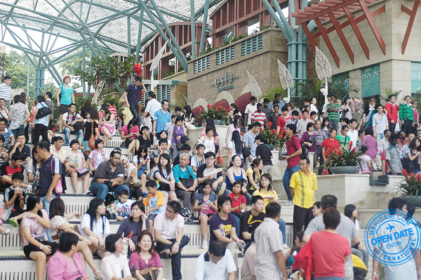 Resorts World Sentosa Singapore - crowd near the Lake of Dreams